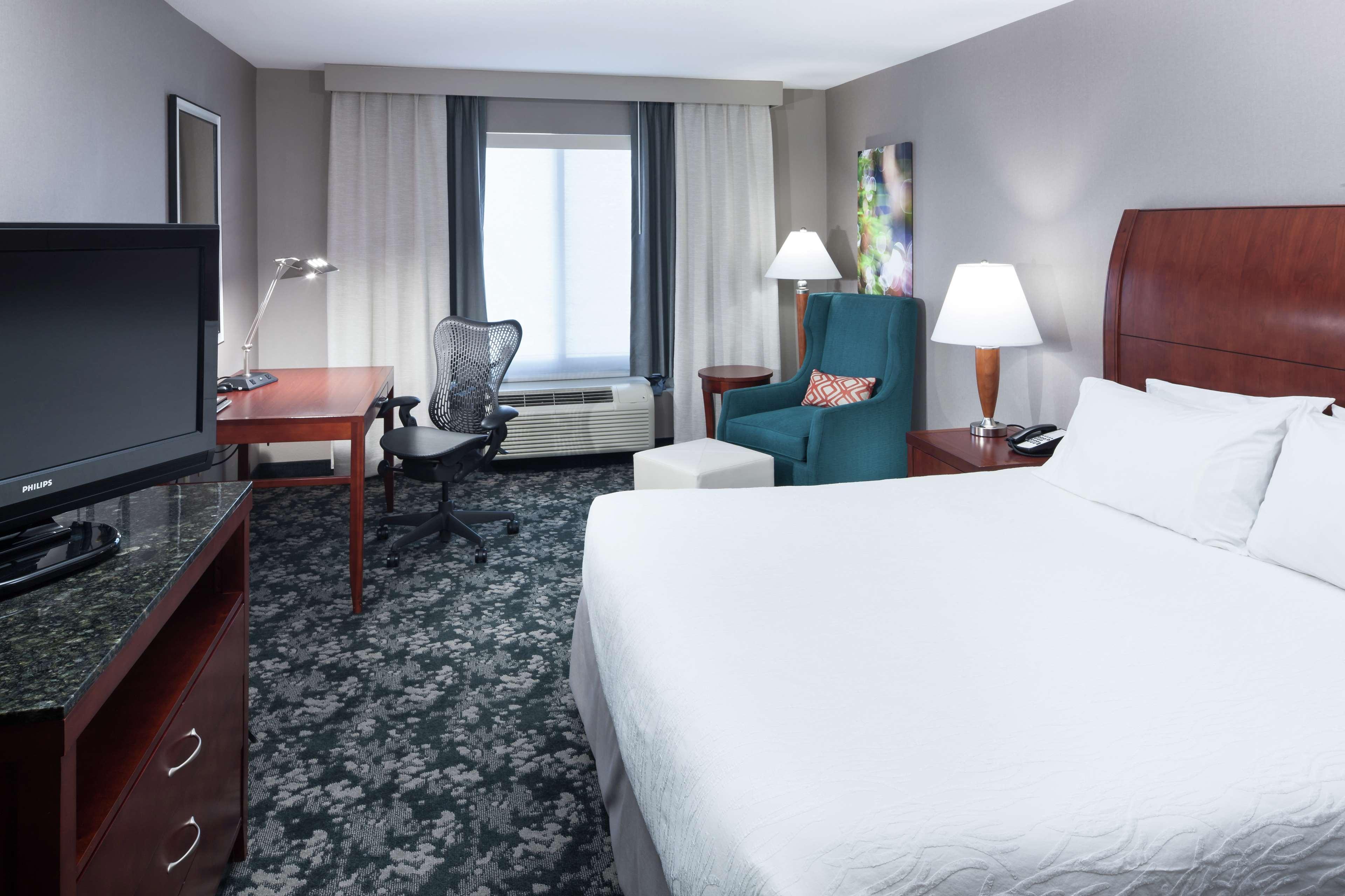 Hilton Garden Inn Naperville/Warrenville Exterior photo
