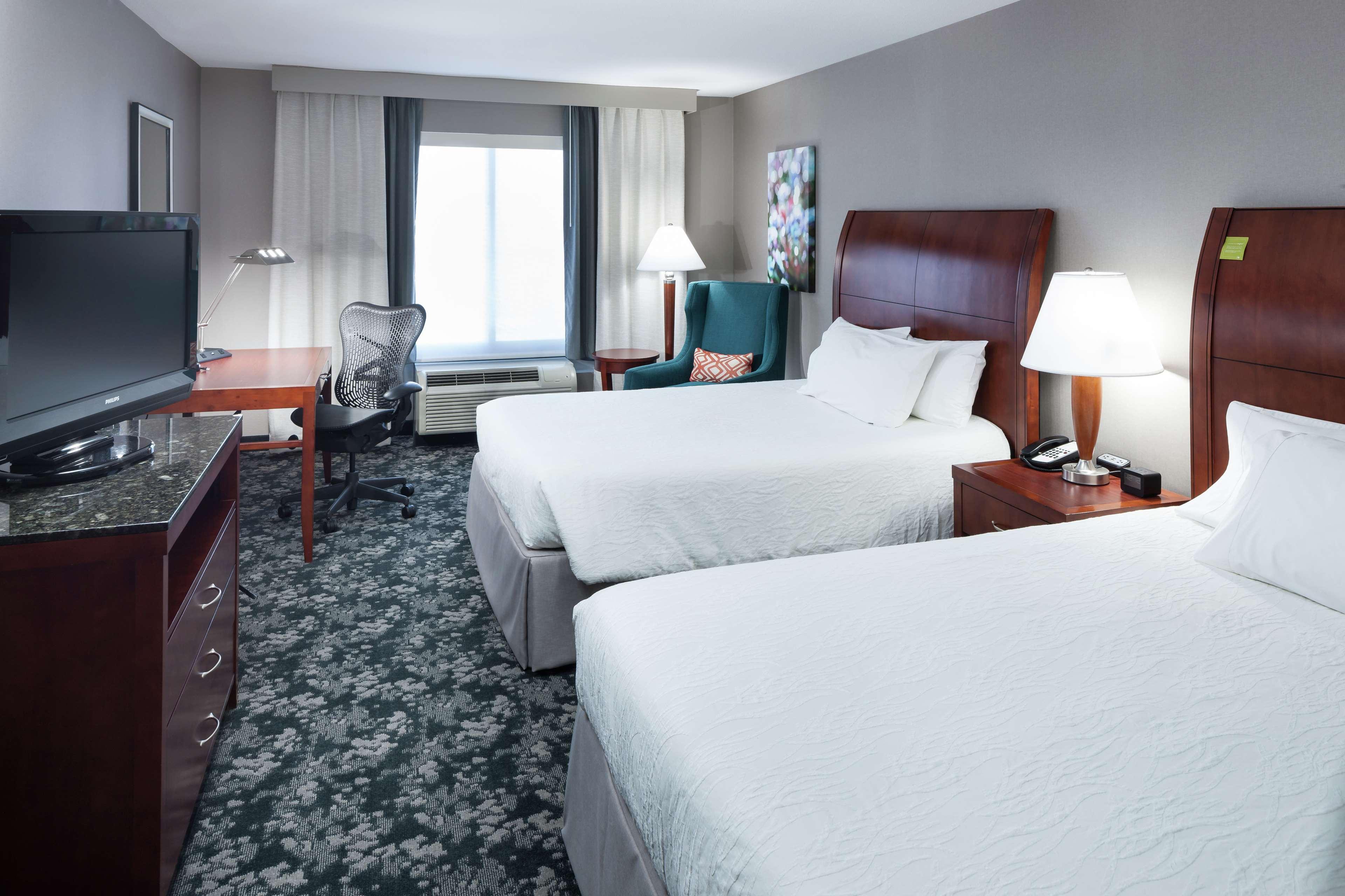 Hilton Garden Inn Naperville/Warrenville Exterior photo
