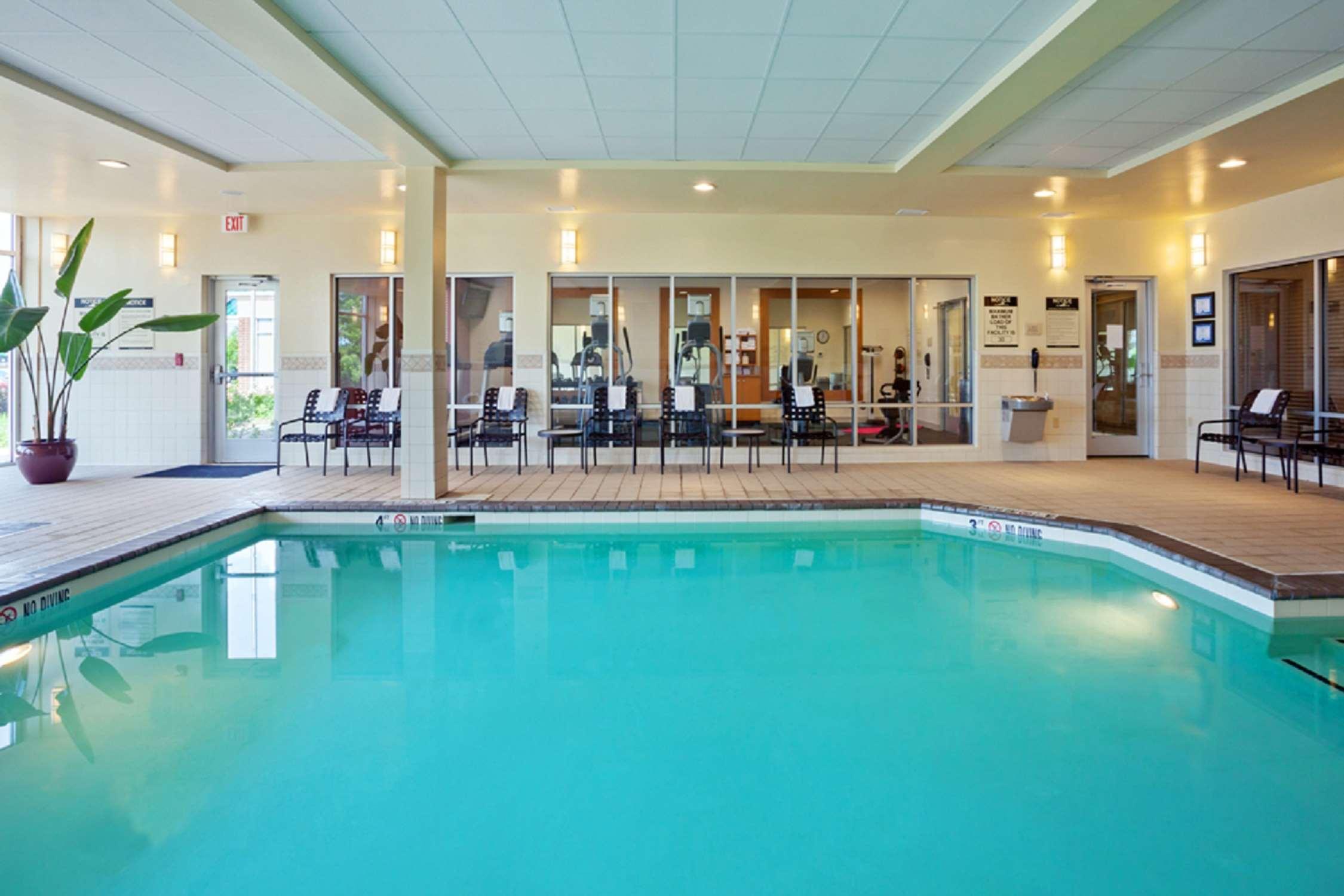 Hilton Garden Inn Naperville/Warrenville Exterior photo