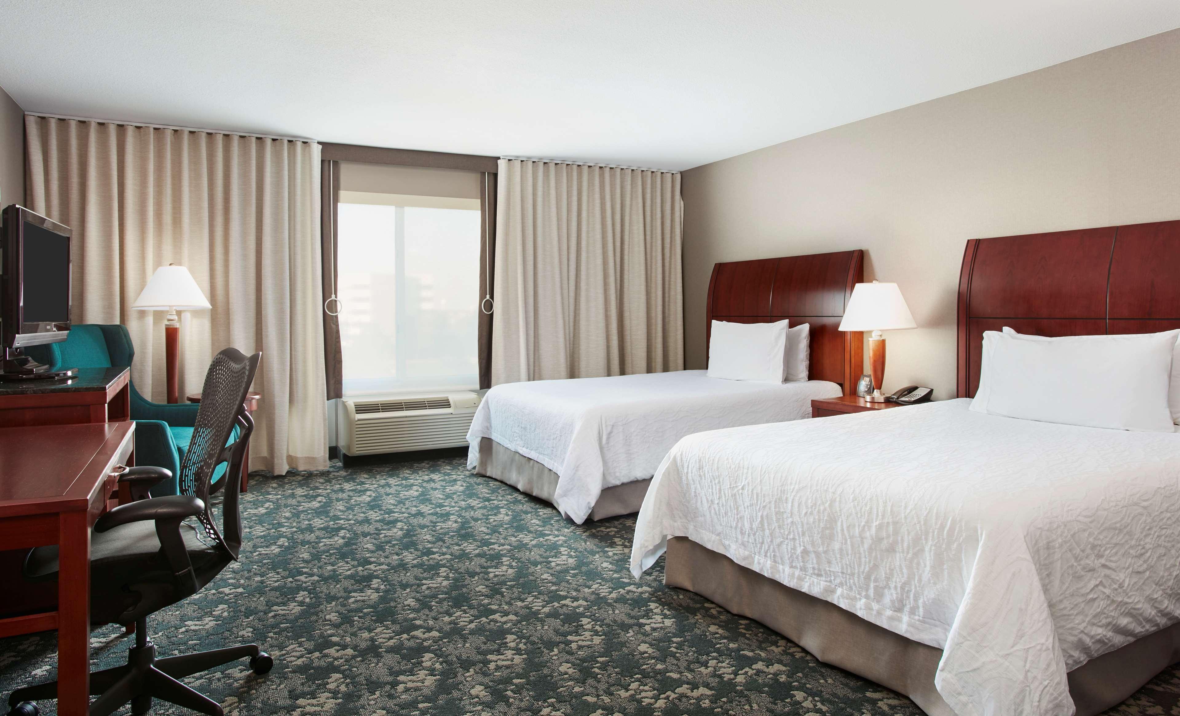 Hilton Garden Inn Naperville/Warrenville Exterior photo