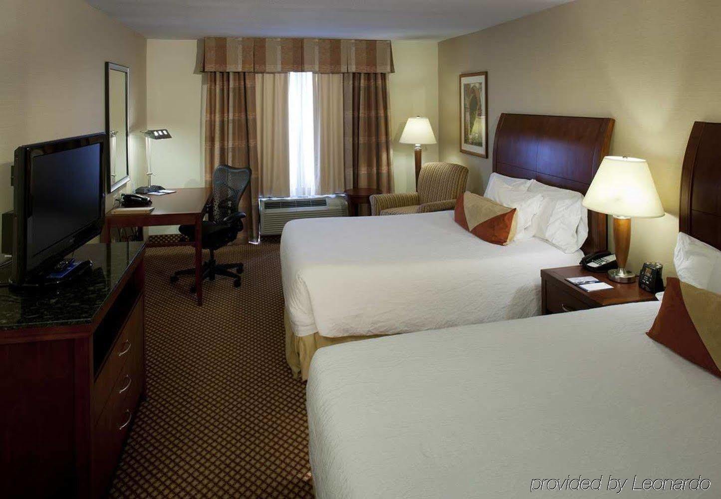 Hilton Garden Inn Naperville/Warrenville Exterior photo