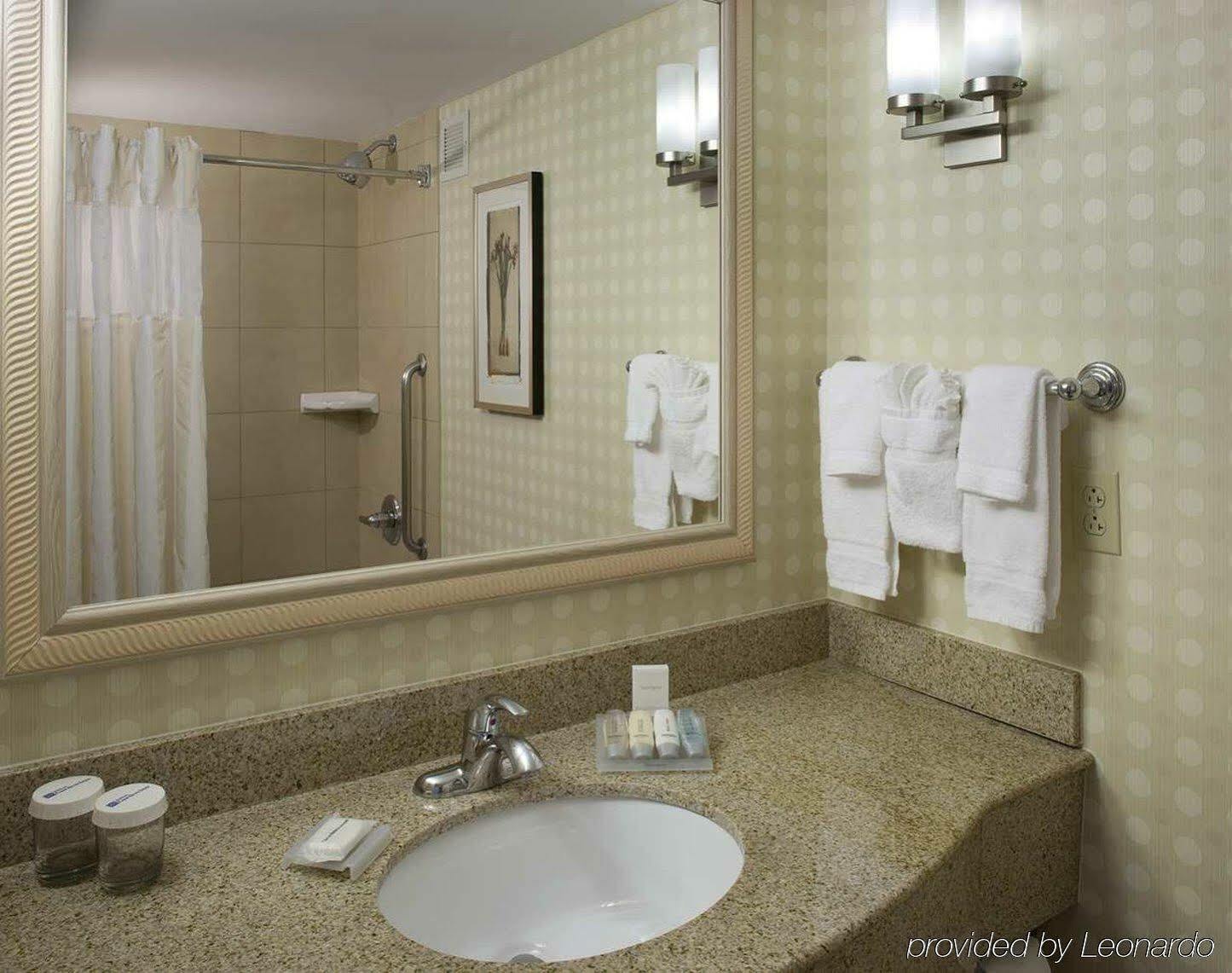 Hilton Garden Inn Naperville/Warrenville Exterior photo